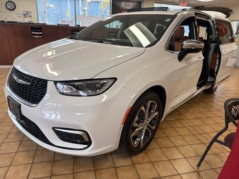 New 2026 Chrysler Pacifica Pinnacle FWD image 3