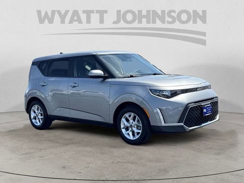 Used 2025 Kia Soul LX w/ LX Technology Package FWD image 7
