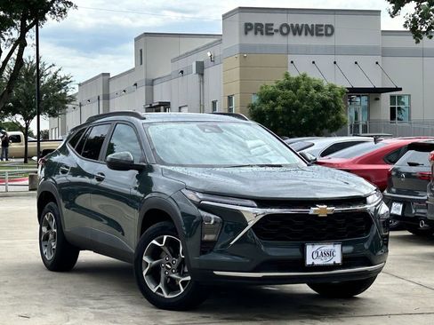 Used 2025 Chevrolet Trax LT FWD image 2