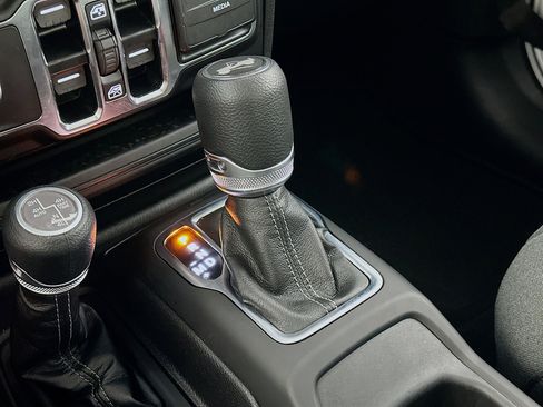 Used 2025 Jeep Wrangler Sahara image 22