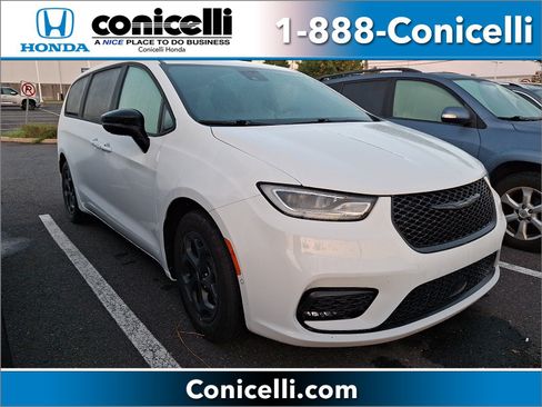 Used 2024 Chrysler Pacifica Limited FWD image 1