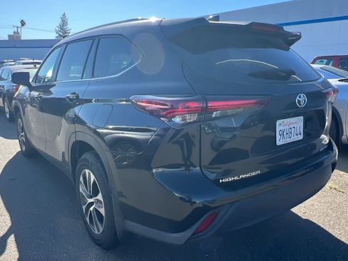 Used 2024 Toyota Highlander XLE AWD/4WD image 6
