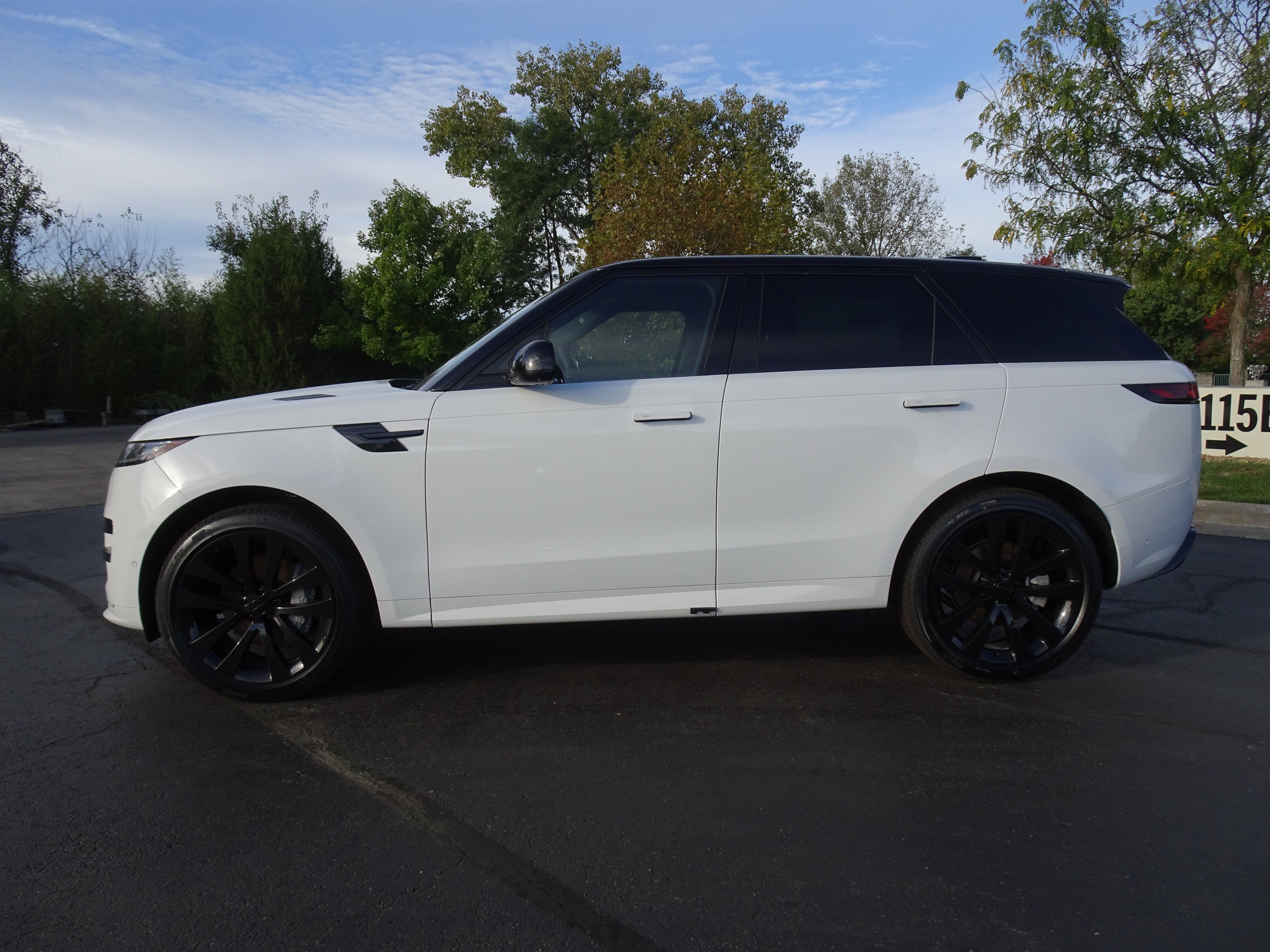 New 2027 Land Rover Range Rover Sport Dynamic SE AWD/4WD image 7