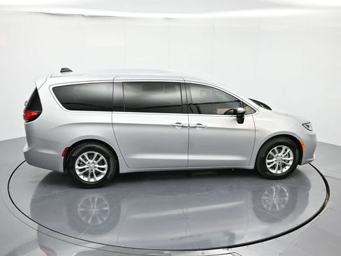 New 2026 Chrysler Pacifica Select FWD image 28