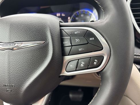 Used 2023 Chrysler Pacifica Limited image 23