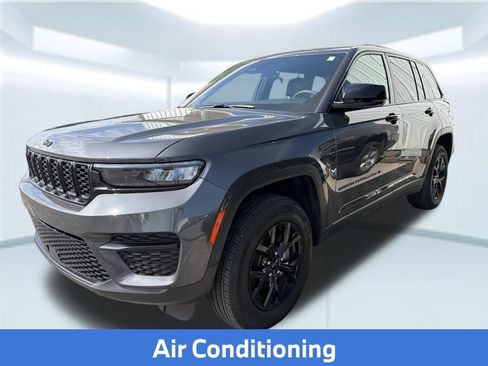 Used 2025 Jeep Grand Cherokee Altitude AWD/4WD image 4