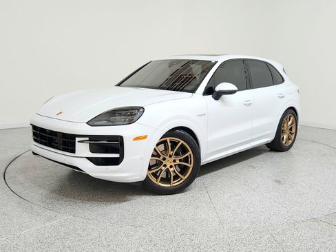 Used 2024 Porsche Cayenne S image 1