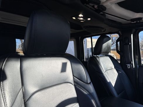 Used 2020 Jeep Wrangler Unlimited Sahara image 21