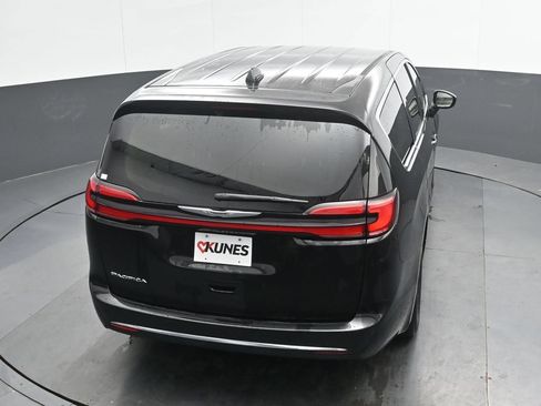 Used 2024 Chrysler Pacifica Touring-L FWD image 29