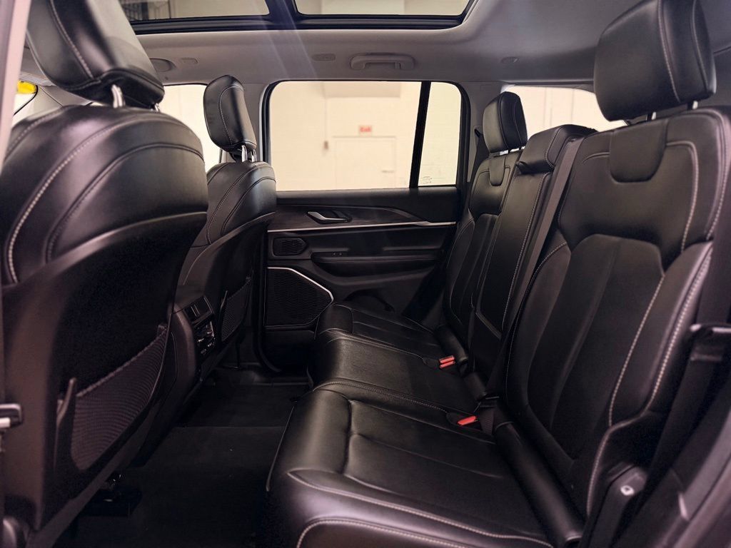 Used 2022 Jeep Grand Cherokee Limited AWD/4WD image 24