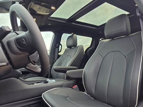 New 2027 Chrysler Pacifica Limited AWD/4WD image 25