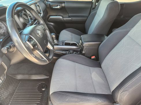 Used 2022 Toyota Tacoma TRD Off-Road w/ Technology Package AWD/4WD image 10