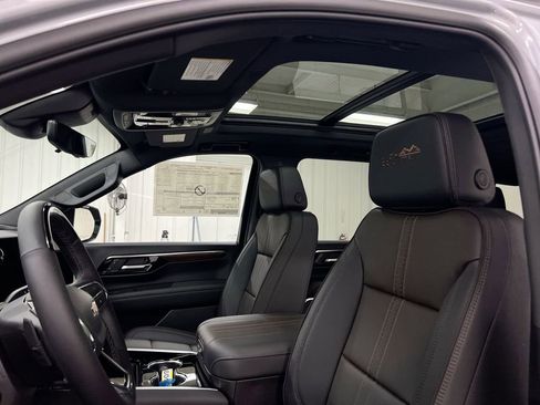 New 2026 Chevrolet Suburban High Country image 20