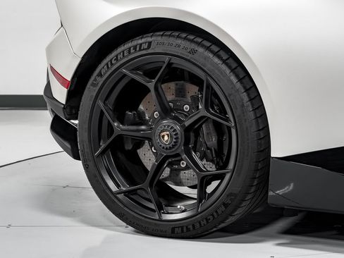 Used 2018 Lamborghini Huracan Performante AWD/4WD image 47