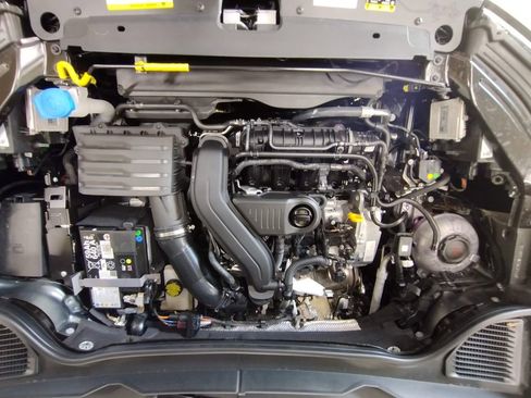 New 2025 Volkswagen Taos SE image 8