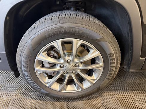 Used 2019 Jeep Cherokee Latitude Plus w/ Cold Weather Group AWD/4WD image 35