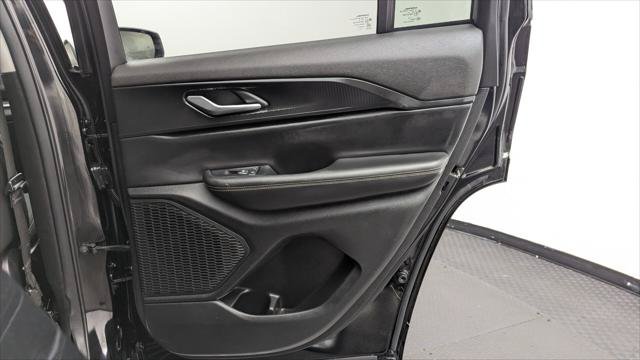 Used 2024 Jeep Grand Cherokee Laredo RWD image 22