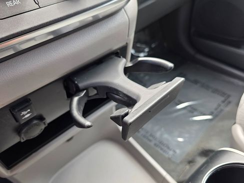 Used 2019 Toyota Sienna LE w/ Carpet Mat Package image 37