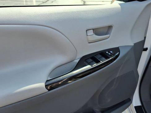 Used 2014 Toyota Sienna LE FWD image 6