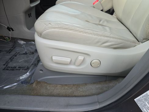 Used 2011 Toyota Sienna XLE image 31