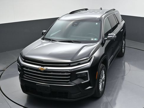Used 2025 Chevrolet Traverse LT FWD image 47