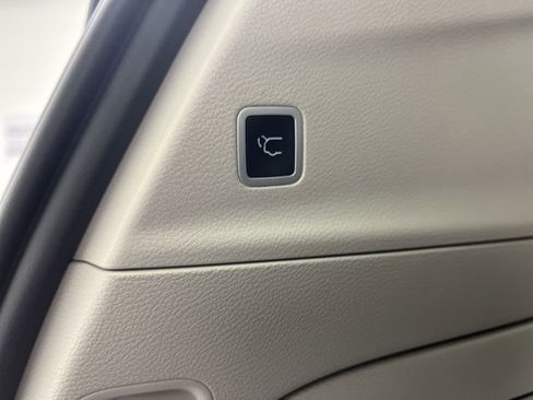 Used 2022 Chrysler Pacifica Limited w/ Uconnect Theater Family Group image 36