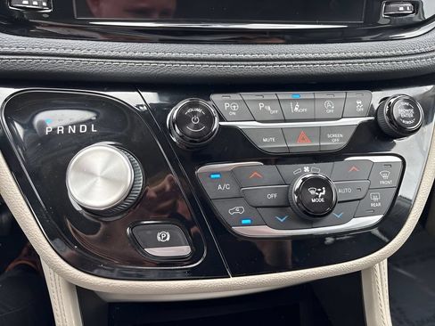 Used 2022 Chrysler Pacifica Limited FWD image 16