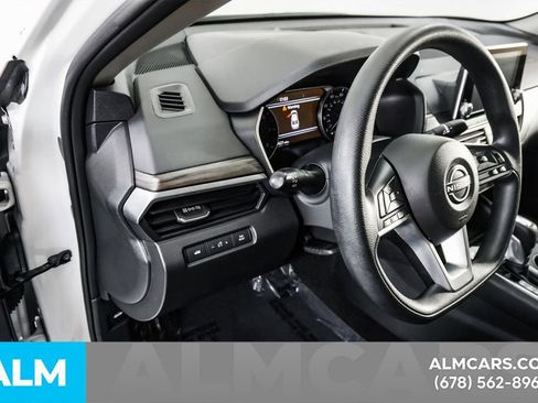 Used 2025 Nissan Altima 2.5 SV FWD image 32