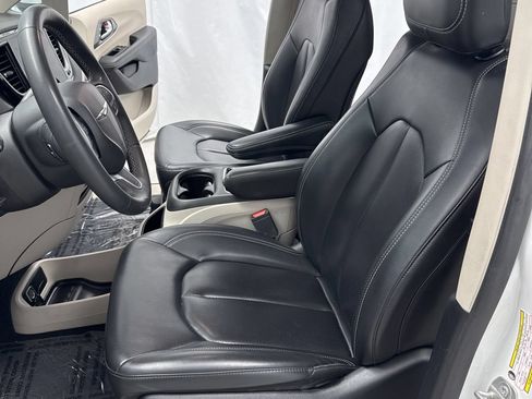 Used 2023 Chrysler Pacifica Touring-L FWD image 8