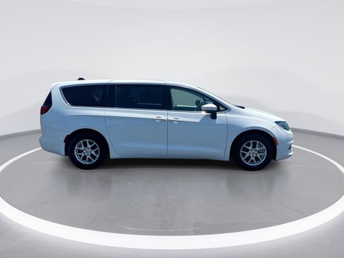Used 2023 Chrysler Voyager LX FWD image 10