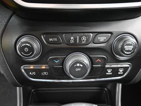 Used 2020 Jeep Cherokee Latitude FWD image 17