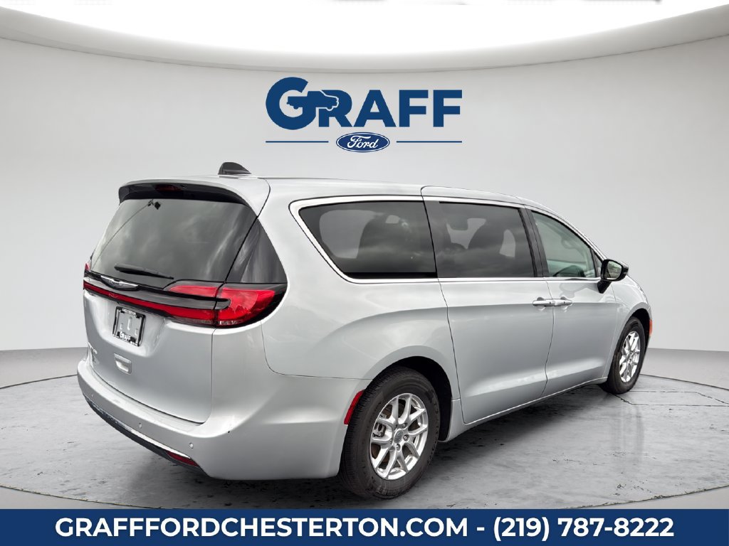 Used 2024 Chrysler Pacifica Touring-L FWD image 7
