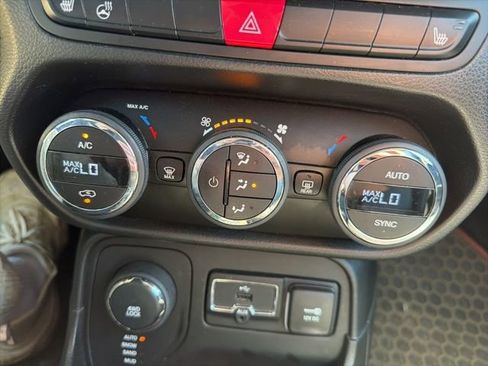 Used 2016 Jeep Renegade Limited AWD/4WD image 28