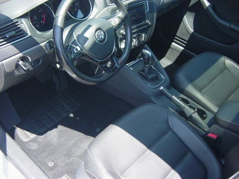 Used 2017 Volkswagen Jetta SE image 7