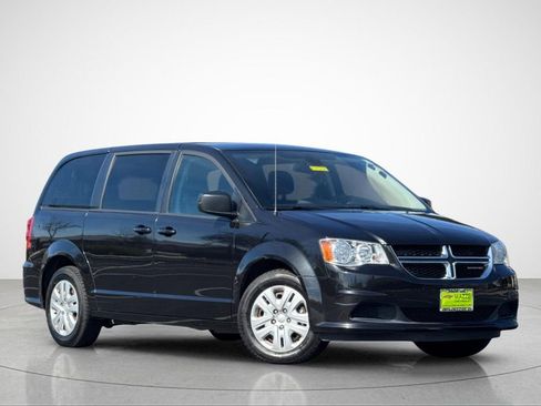 Used 2018 Dodge Grand Caravan SE w/ UConnect Hands-Free Group image 2