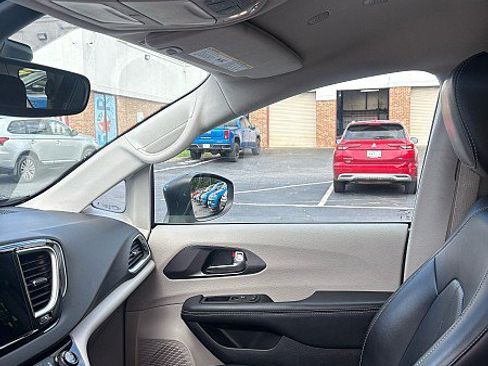 Used 2023 Chrysler Pacifica Touring-L FWD image 12