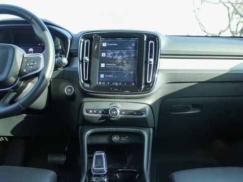 Used 2025 Volvo XC40 B5 Plus image 18