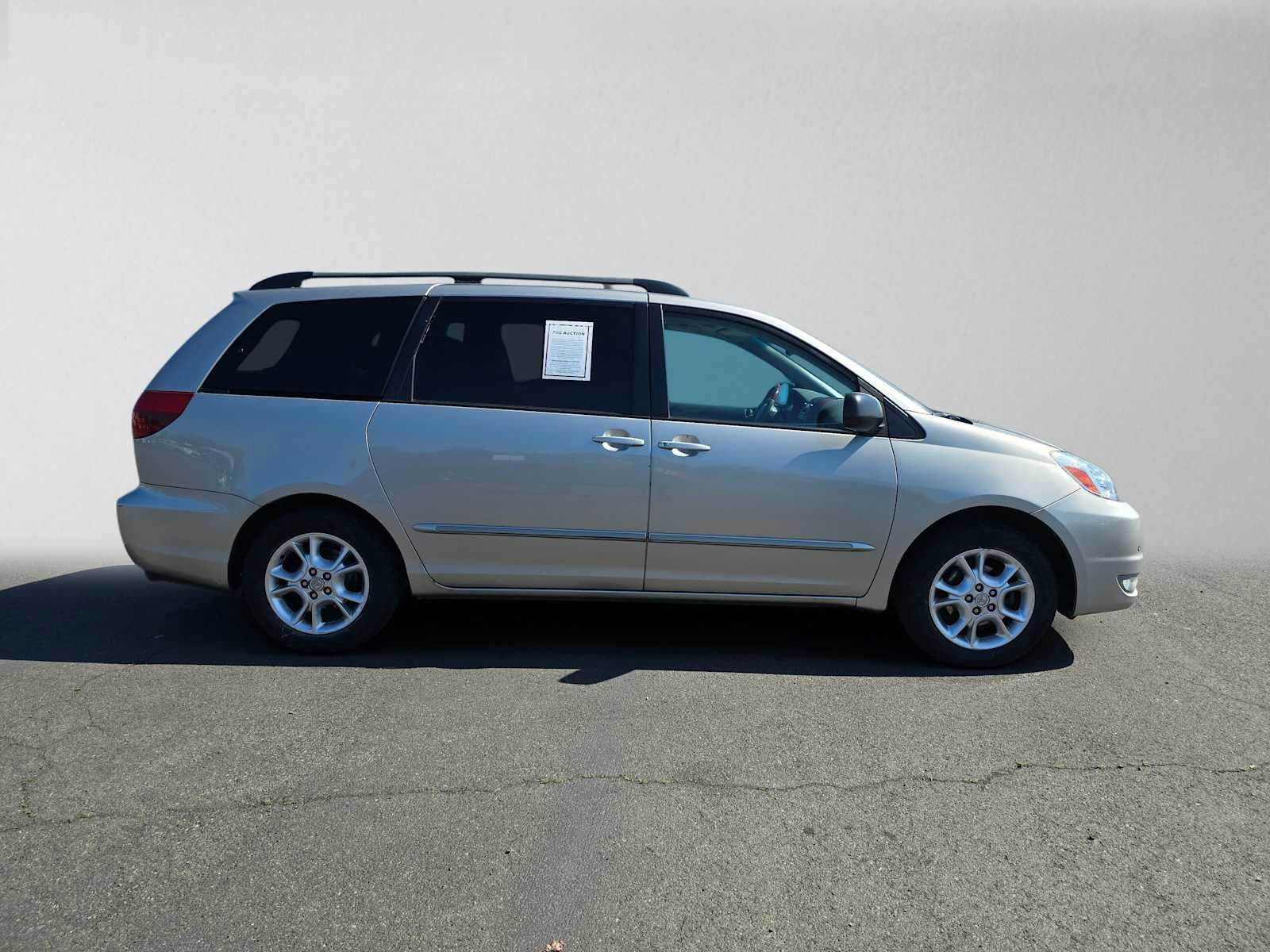 Used 2005 Toyota Sienna XLE Limited w/ XLE Limited Pkg 1 FWD image 2