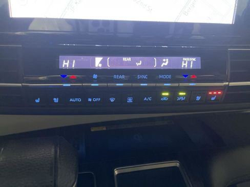 Used 2022 Toyota Sienna Limited image 19