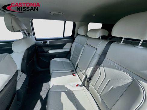 Used 2025 Hyundai Santa Fe SEL FWD image 31