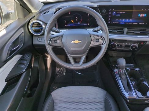 Certified 2025 Chevrolet Trax LT image 17