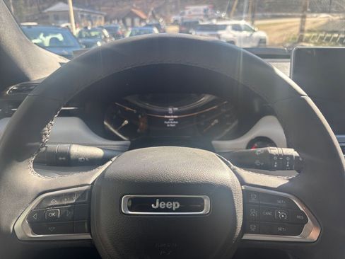 Used 2025 Jeep Compass Limited image 29