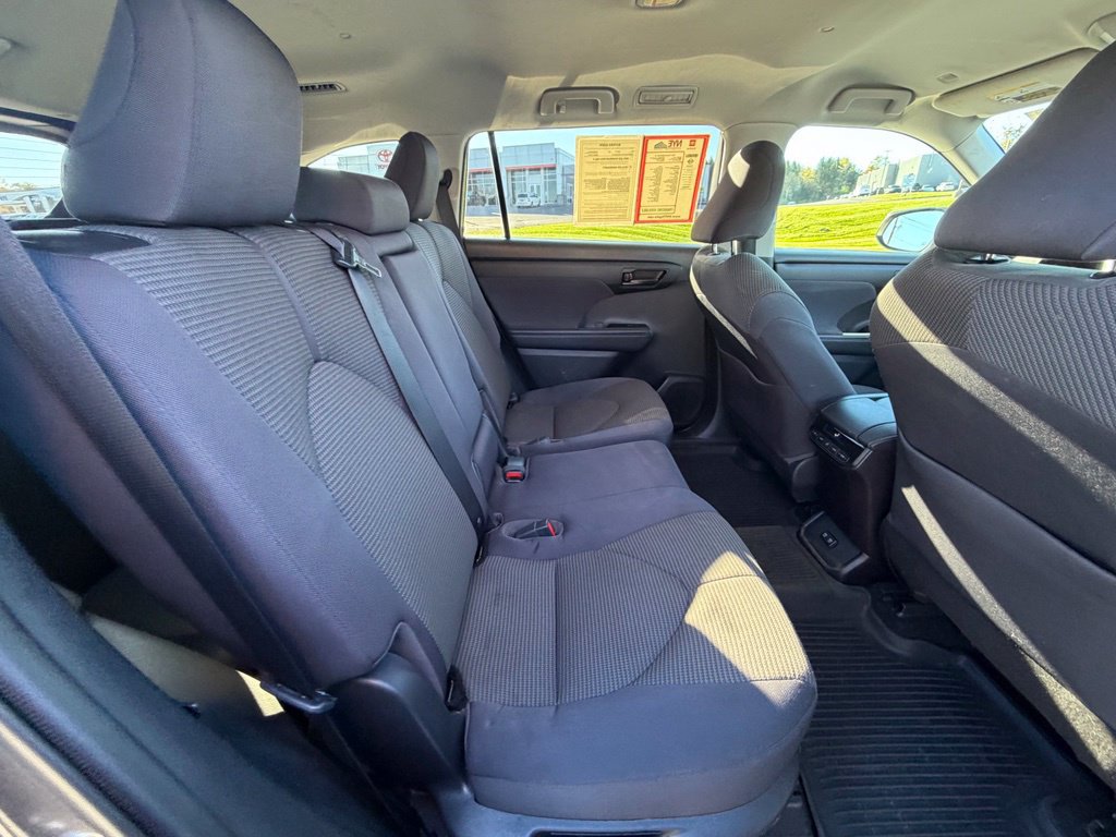 Used 2021 Toyota Highlander LE AWD/4WD image 40
