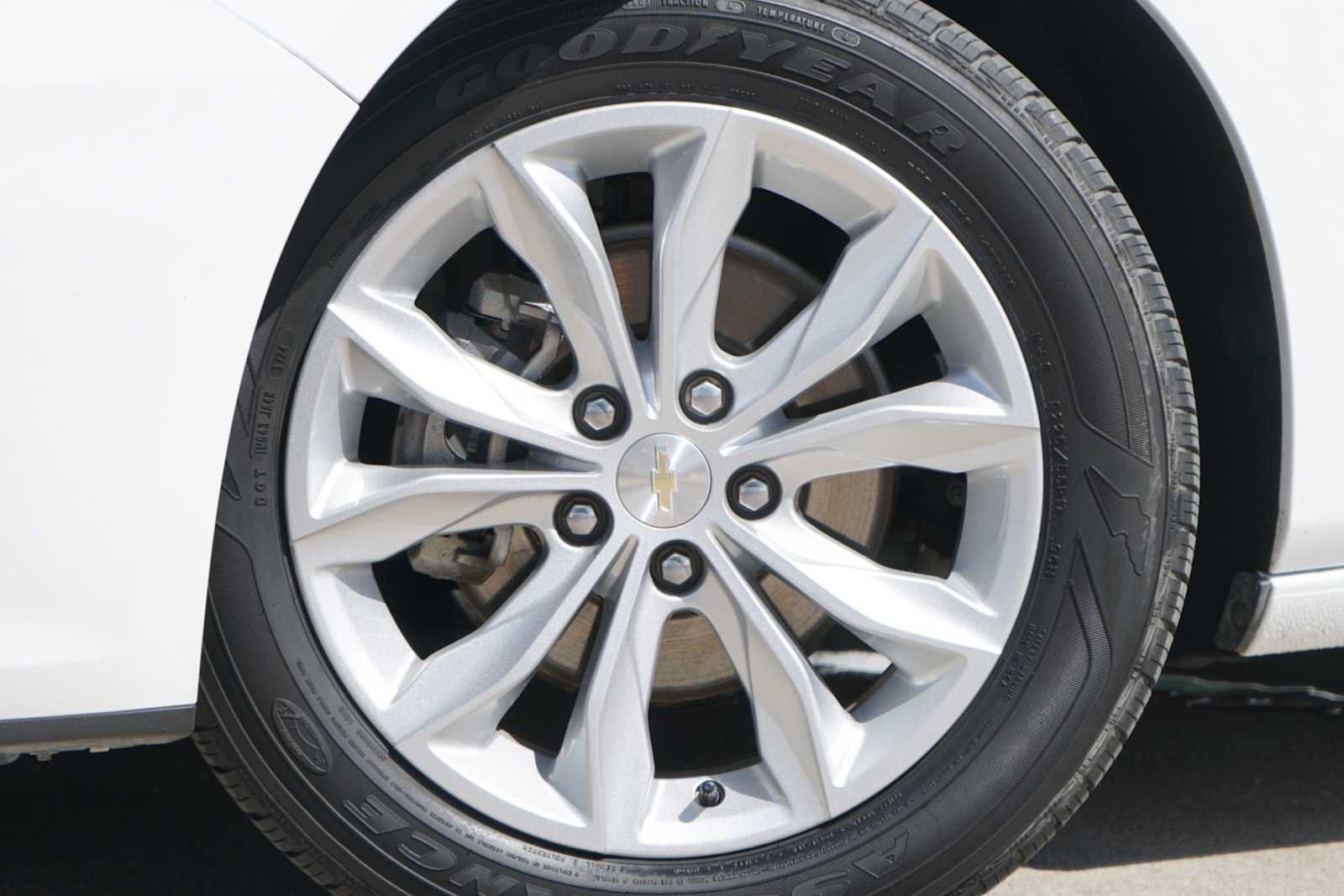 Used 2025 Chevrolet Malibu LT FWD image 2