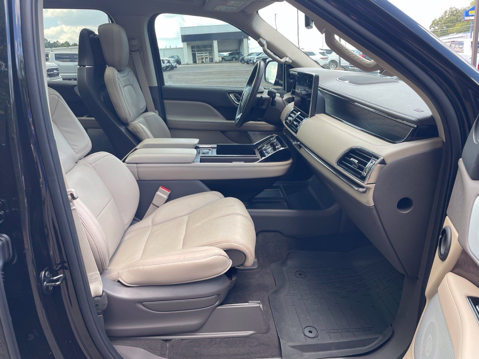 Used 2024 Lincoln Navigator Reserve AWD/4WD image 38