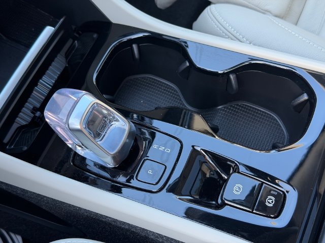 Certified 2024 Volvo XC40 B5 Plus AWD/4WD image 27