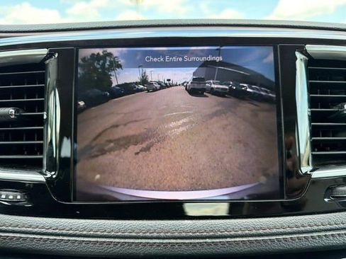 Used 2020 Chrysler Pacifica Limited FWD image 13