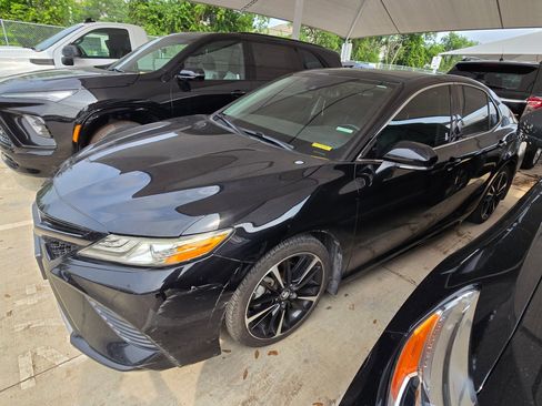 Used 2019 Toyota Camry XSE FWD image 4