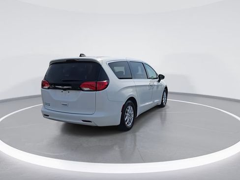 Used 2023 Chrysler Voyager LX FWD image 8