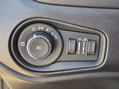 Used 2018 Jeep Renegade Latitude image 25